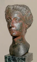 Arte romano: busto de bronce de una mujer con el estilo del reinado de los Antoninos (92-162 d.C.) Roma, Museo de la Civilización Romana