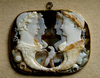 Arte romano: camafeo de ónix (Gemma Claudia) con representaciones de parejas imperiales Claudio y su esposa Agripina la Joven, y Cayo Julio César llamado Germánico