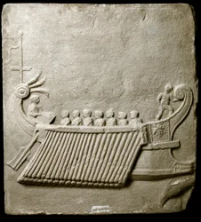 Arte romano: trirreme romana - Fragmento de friso de mármol de Pozzuoli