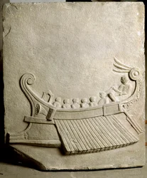 Arte romano: trirreme romana - Fragmento de friso de mármol de Pozzuoli