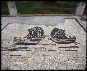 Arte romano: "Barcos" Mosaico de la Corporación de los hombres del mar, Plaza de las Corporaciones