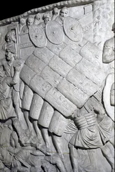 Arte romano: asalto de los romanos durante la primera guerra. Molde de 1862 reproduciendo los bajorrelieves de la columna de Trajano en Roma construida durante el reinado del emperador Trajano (53-117)