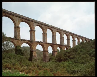 Arte romano: vista del Acueducto de Tarragona (Acueducto de los Ferreres o Puente del Diablo) siglo I, España