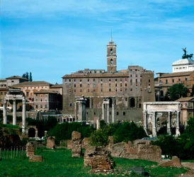 Foro Romano: vista panorámica con el Tabularium al fondo usado como archivos (79 a.C.). Roma