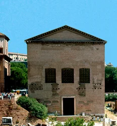 Foro Romano: vista de la Curia, lugar de reunión del Senado