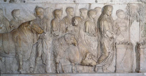 Arte antigua romana: sacrificio al dios Marte, suovetaurilia, hacia 15-16 d. C. Escultura de mármol, Imperio romano (27 a. C.-235 d. C.), procedente del yacimiento del Campo de Marte (en Roma). París, Museo del Louvre