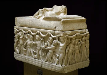 Antigüedad romana: sarcófago de mármol decorado con relieves de figuras infantiles (cupido). De la necrópolis de Isola Sacra en Ostia