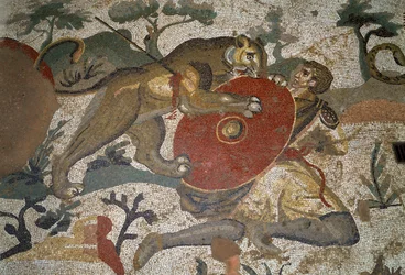 Arte romano: un cazador atacado por una leona se protege con su escudo. Detalle del mosaico de "La gran caza"