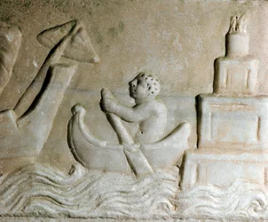 Arte romano: un marinero guiando un barco en el puerto de Ostia, el faro de la ciudad es visible (Detalle de un relieve del siglo I d.C.) Ostia, Museo Ostiense