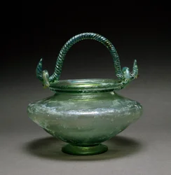 Arte romano: jarrón bicónico. Siglo I d.C. De La Antigua. Diam. 12 cm Museo Nacional de Arte Romano Mérida, España