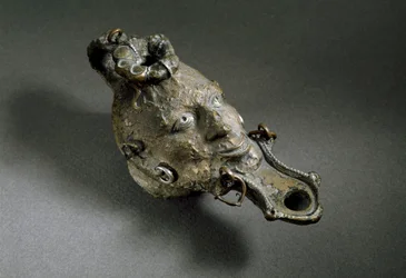 Lámpara de aceite romana en forma de cara. Siglo I o II d.C. España Museo de Ampurias (Empurias)