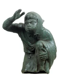 Arte romano: estatuilla de bronce de un esclavo negro arrodillado y soplando. Siglo II o III d. C. París, Museo del Louvre
