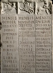 Arte romano: calendario del Campo de Marte indicando los meses (octubre, noviembre, diciembre), los días con las constelaciones y signos del zodiaco (Libra, Escorpio, Sagitario) y el trabajo agrícola correspondiente