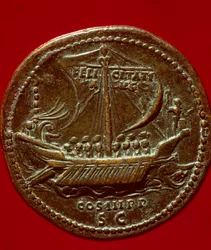 Arte romano: moneda del emperador Adriano (76-138 d.C.) representando una galera imperial. 119 d.C.