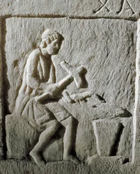 Arte romano: detalle de una estela que representa a un herrero golpeando metal en un yunque. De Constantinopla. Siglo I a.C. Estambul, Museo Arqueológico