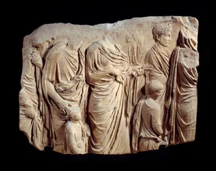Arte romano: fragmento de relieve arquitectónico en mármol de la procesión del Ara Pacis Augustae