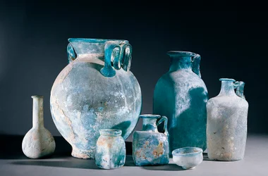 Arte romano: vasos y jarras de vidrio. Procedentes de Pompeya. Siglo I d. C. Nápoles, Museo Arqueológico Nacional
