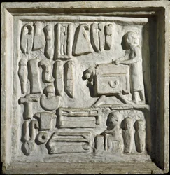 Arte romano: interior de un edificio o taller con diferentes herramientas. Bajorrelieve. Siglo I d.C. Roma, Museo della Civilta Romana