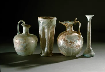 Arte romano: jarras, cántaros y vasos de vidrio de Pompeya. Siglo I. Museo Archeologico Nazionale, Nápoles