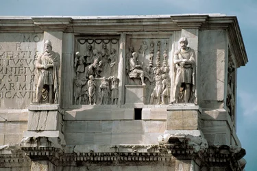 Arte romano: bajorrelieve de mármol que representa la distribución de subsidios al pueblo (izquierda) y la rendición de un jefe bárbaro (derecha). 312-315 d. C. Arco de Constantino, Roma