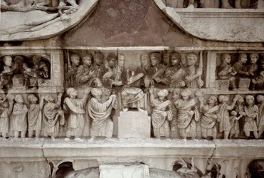 Arte romano: bajo relieve de mármol que representa la distribución de subsidios al pueblo en el foro de César. 312-315 d.C. Arco de Constantino, Roma - Arte Romano. El emperador distribuyendo dinero entre el pueblo (largitio). Relieve, 312-315 d.C. Arco de
