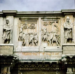 Arte romano: bajorrelieve de mármol que representa la distribución de subsidios al pueblo (izquierda) y la rendición de un caudillo bárbaro (derecha). 312-315 d. C. Arco de Constantino, Roma
