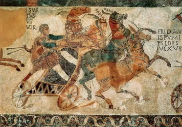 Arte romano: mosaico que representa a un hombre en un carro tirado por cuatro caballos, una cuadriga, durante una carrera en un circo, hacia el siglo IV