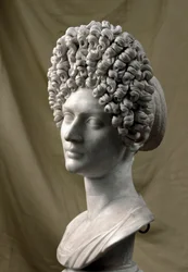 Arte romano: retrato de una dama del periodo flavio. 80-100 d. C. Escultura de mármol. Alt. 38 cm. Roma, Museos Capitolinos