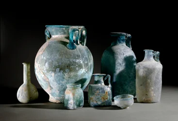 Arte romano: ollas, decantadores, tazas, jarrones y copas de vidrio de Pompeya. Siglo I. Museo Archeologico Nazionale, Nápoles