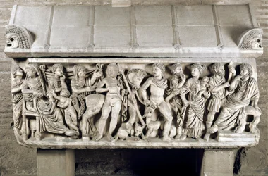 Arte romano: sarcófago decorado con un bajorrelieve que cuenta la leyenda de Fedra e Hipólito. Siglo III d.C.