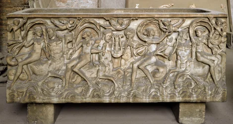 Arte romano: sarcófago decorado con bajorrelieves que representan un cortejo de ménades y centauros bailando y tocando música. Finales del siglo III. Museo Nazionale Romano (o delle Terme), Roma