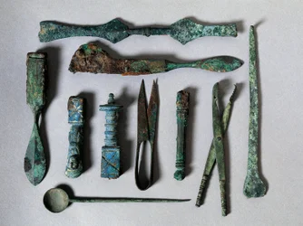 Arte romano: conjunto de instrumentos quirúrgicos de la Casa del Cirujano en Pompeya. Siglo I a.C. Nápoles, Museo Arqueológico Nacional