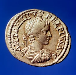 Arte romano: denario de plata con la efigie del emperador romano Elagabal (204-222 d.C.)
