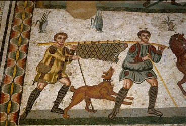 Arte romano: dos esclavos llevan un jabalí. Detalle del mosaico de «La pequeña cacería», 315-350 d. C. Piazza Armerina, Villa Romana del Casale
