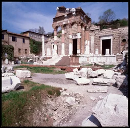 Arte romano: vista del capitolio (capitolium), 73 d.C., Brescia Italia