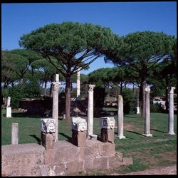 Arte romano: vista de las ruinas del Templo de Ceres, sitio arqueológico de Ostia