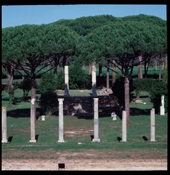 Arte romano: vista de las ruinas del Templo de Ceres, sitio arqueológico de Ostia