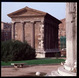 Arte romano: vista de las ruinas del Templo de Portunus (templo de la fortuna viril), sitio arqueológico del Foro Boario, 70-80 d.C., Roma, Italia