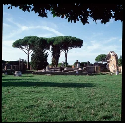 Arte romano: vista de las ruinas del Templo de Roma y Augusto, sitio arqueológico de Ostia