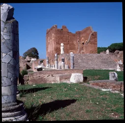 Arte romano: vista de las ruinas del capitolio, sitio arqueológico de Ostia