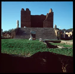 Arte romano: vista de las ruinas del capitolio, sitio arqueológico de Ostia