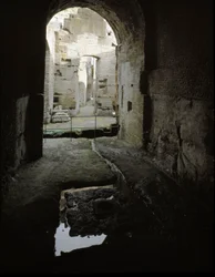 Arte romano: vista de los pasajes subterráneos del Coliseo en Roma, Italia