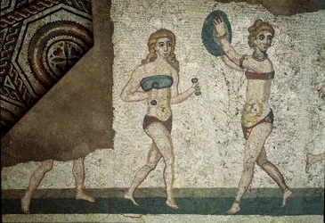 Arte romano: jóvenes romanos realizando ejercicios físicos. Llevan un taparrabos alrededor de los riñones y un strophium (antecesor del sostén) en el pecho. (detalle) Mosaico 315-350 d.C. Piazza Armerina, Villa Romana del Casale