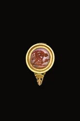 Anillo romano de piedra en montura moderna