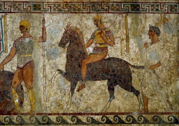 Guerreros samnitas y jinete. Pintura funeraria del siglo IV a. C., procedente del yacimiento de Paestum, Italia. Fresco. Dimensiones: 112 x 199 cm. Inv. 9363. Museo nazionale archeologico, Nápoles (Museo Arqueológico Nacional de Nápoles).