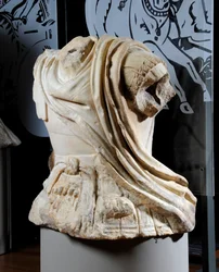 Torso esculpido de un jinete, se cree que es una copia de una estatua original de bronce de Alejandro Magno, c.75-25 A.C.