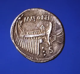 Moneda de plata que representa una galera, 91 d.C.