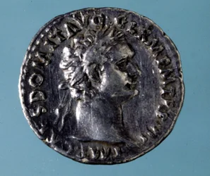 Moneda de plata con la efigie del emperador romano Domiciano (51 - 96). Colección del Medagliere de Milán