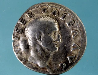 Moneda de plata con la efigie del emperador romano Galba (5 a.C. - 69 d.C.). Colección del medagliere de Milán.