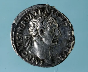Moneda de plata con la efigie del emperador romano Nerva (26 - 98)